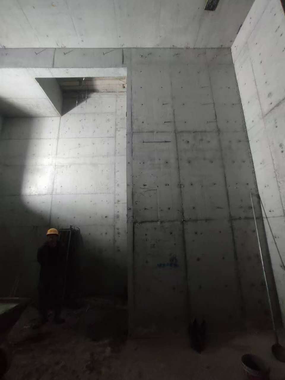 沿滩墙上开槽钢筋断了有影响吗